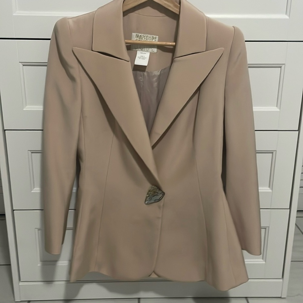 Pale pink vintage blazer with mother pearl button.